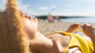Mujer tomando el sol en la playa