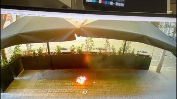 Un pirómano provoca un incendio en la terraza de Barcelona