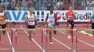 Chris Robinson intentando cubrirse en Ostrava
