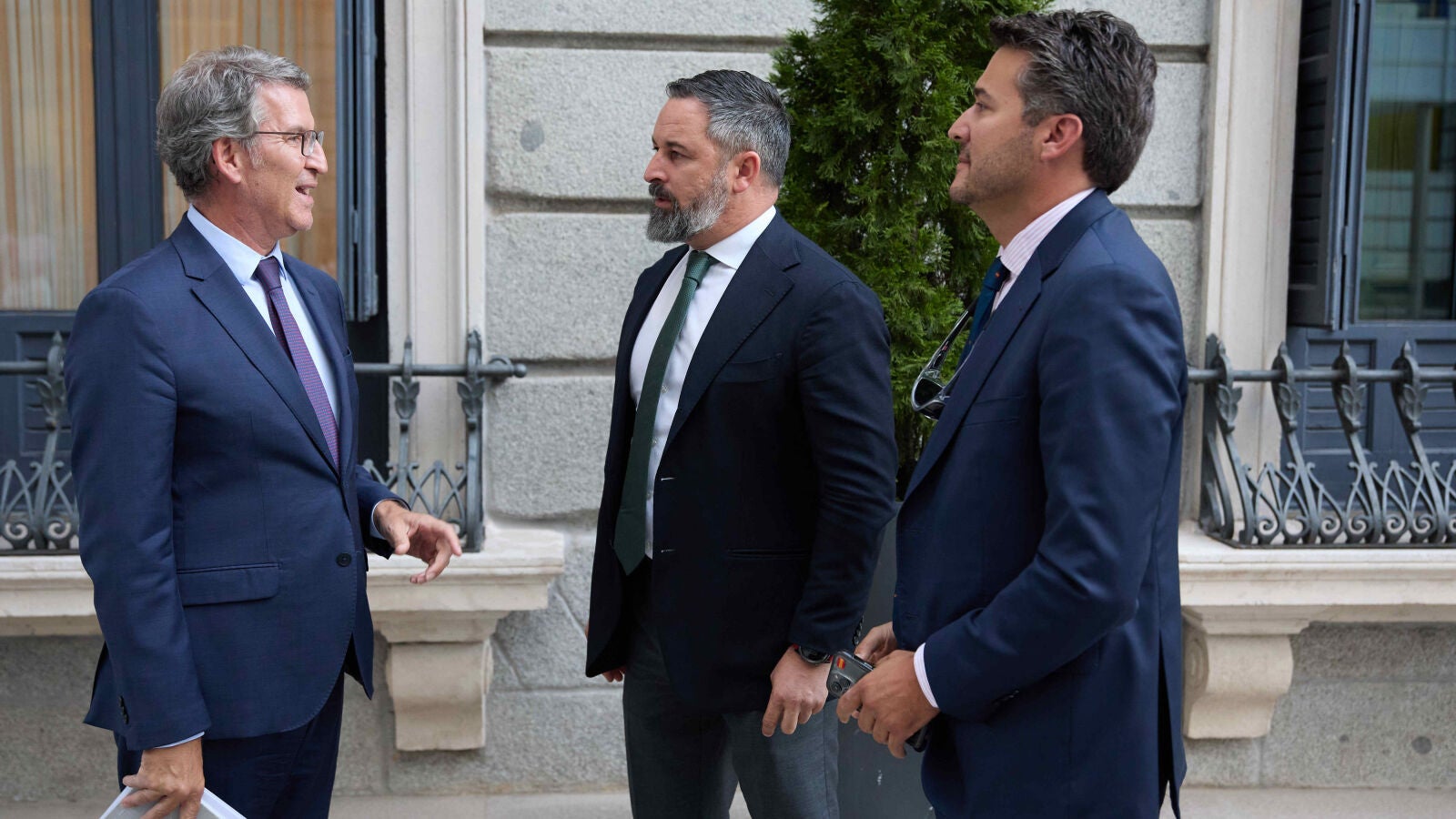 Feijóo y Abascal mantienen un encuentro informal para comentar el contexto político nacional e internacional 