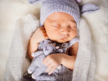Bebé recién nacido con ropa tejida a mano Bebé recién nacido con ropa tejida a mano