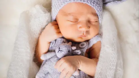 Bebé recién nacido con ropa tejida a mano Bebé recién nacido con ropa tejida a mano