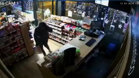 Grabación de una cámara de seguridad Detienen a una pareja que cometió 51 robos con fuerza en comercios de A Coruña y Pontevedra