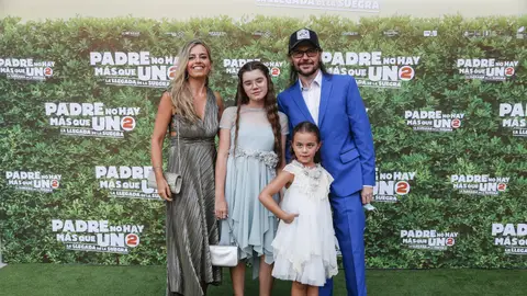 Santiago Segura junto a su mujer y sus hijas en el estreno de Padre no hay más que uno 2 en 2019 Santiago Segura junto a su mujer y sus hijas en el estreno de Padre no hay más que uno 2 en 2019