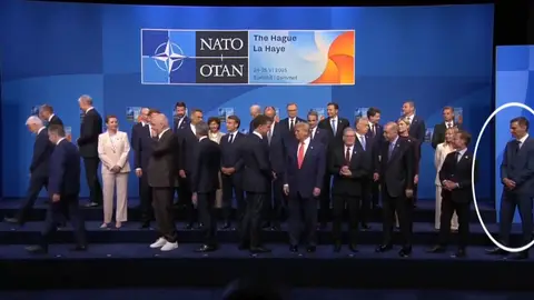 Segundos después de la foto de familia en la cumbre de la OTAN Segundos después de la foto de familia en la cumbre de la OTAN