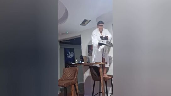 Rescatan un gatito atrapado en el conducto de ventilaci&oacute;n de un hotel en Pontevedra