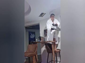 Rescatan un gatito atrapado en el conducto de ventilación de un hotel en Pontevedra