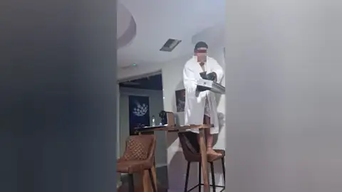 Rescatan un gatito atrapado en el conducto de ventilación de un hotel en Pontevedra Rescatan un gatito atrapado en el conducto de ventilación de un hotel en Pontevedra