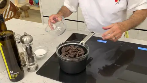 Funde el chocolate al baño María. Funde el chocolate al baño María.