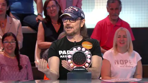Tensión divertida en Pasapalabra: Santiago Segura protesta por perder La Pista ante Esmeralda Moya Tensión divertida en Pasapalabra: Santiago Segura protesta por perder La Pista ante Esmeralda Moya