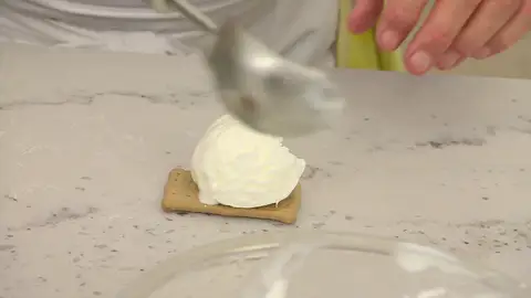 Saca una bola de helado, colócala entre 2 galletas Saca una bola de helado, colócala entre 2 galletas