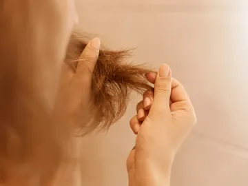 Mujer con el cabello dañado Mujer con el cabello dañado