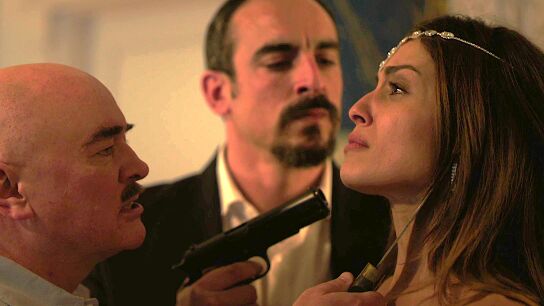 Sadiq irrumpe la noche de bodas de Oliver y Eva buscando un culpable