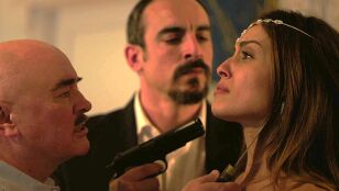 Sadiq irrumpe la noche de bodas de Oliver y Eva buscando un culpable