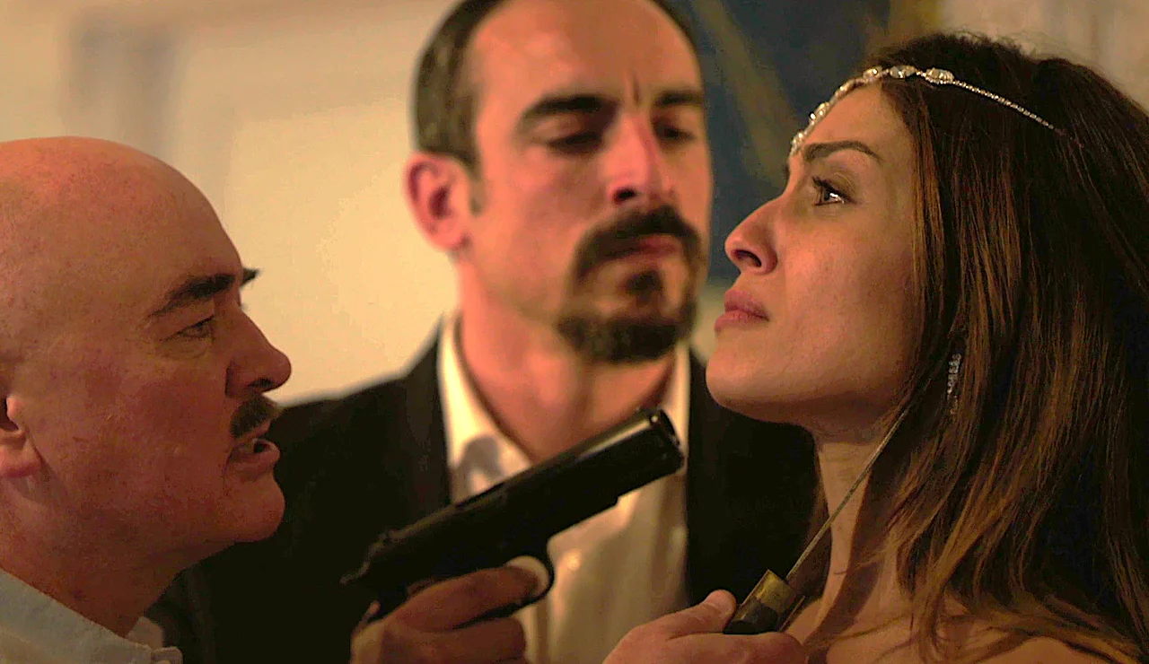 Sadiq irrumpe la noche de bodas de Oliver y Eva buscando un culpable