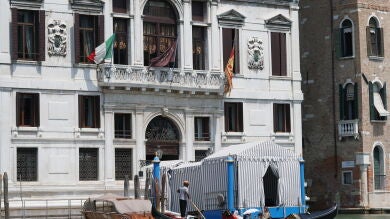 Escándalo por la boda de Jeff Bezos en Venecia: seguridad expulsa del hotel a huéspedes no invitados mientras la población protesta 