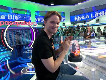 Con solo dos palabras, Manu se lleva los cinco segundos en La Pista y Roberto Leal bromea con su “poca inversión” 