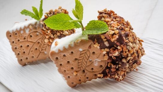 Un postre casero, rápido y fresquito de Karlos Arguiñano: sandwich helado de nata y chocolate