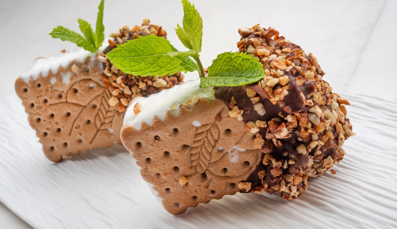 Un postre casero, rápido y fresquito de Karlos Arguiñano: sandwich helado de nata y chocolate