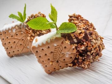 Un postre casero, rápido y fresquito de Karlos Arguiñano: sandwich helado de nata y chocolate