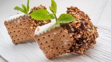 Un postre casero, rápido y fresquito de Karlos Arguiñano: sandwich helado de nata y chocolate