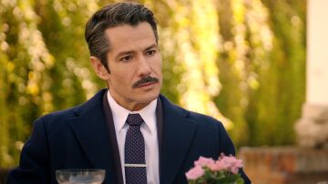 Cobeaga se le insinúa a Pelayo: “¿Qué le parece si acabamos esta reunión en mi hotel?”