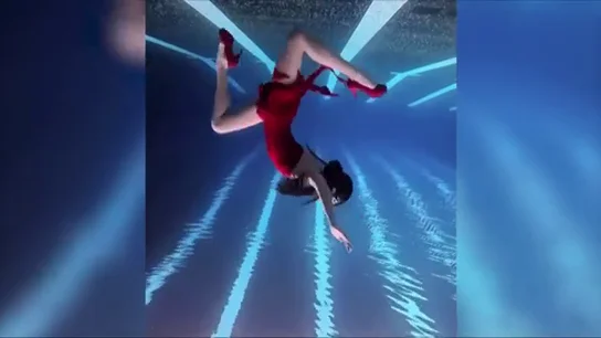 La sirena eslovaca que cautiva con sus bailes subacuáticos y triunfa en las redes La sirena eslovaca que cautiva con sus bailes subacuáticos y triunfa en las redes