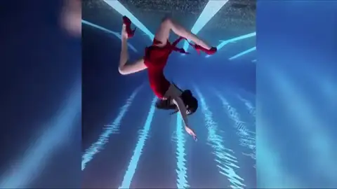La sirena eslovaca que cautiva con sus bailes subacuáticos y triunfa en las redes La sirena eslovaca que cautiva con sus bailes subacuáticos y triunfa en las redes