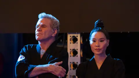 Martin Kove Alicia Hannah-Kim en Cobra Kai Martin Kove Alicia Hannah-Kim en Cobra Kai