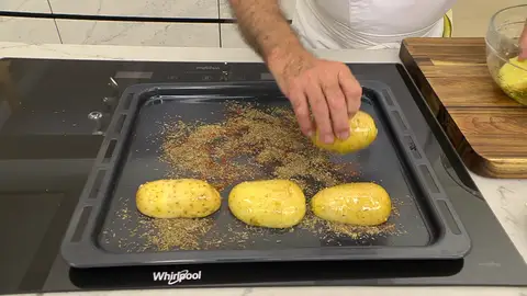 Sazónalas, colócalas boca abajo sobre la bandeja de horno Sazónalas, colócalas boca abajo sobre la bandeja de horno