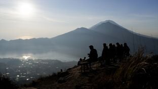 Imagen de archivo del Monte Batur con vistas al Monte Rinjani en Indonesia