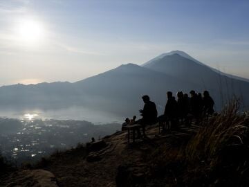 Imagen de archivo del Monte Batur con vistas al Monte Rinjani en Indonesia