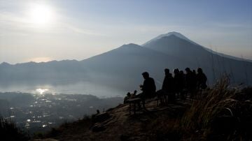 Imagen de archivo del Monte Batur con vistas al Monte Rinjani en Indonesia