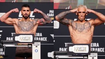 Ilia Topuria y Charles Oliveira, en el pesaje oficial en Las Vegas