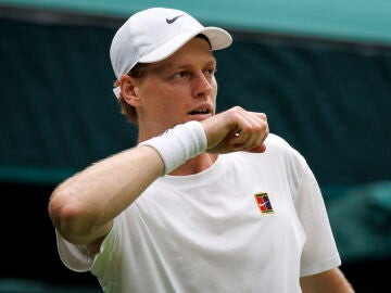 Jannik Sinner, en un entrenamiento con Medvedev en las instalaciones de Wimbledon