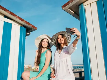 Dos amigas se hacen un selfie en verano Dos amigas se hacen un selfie en verano