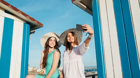 Dos amigas se hacen un selfie en verano Dos amigas se hacen un selfie en verano