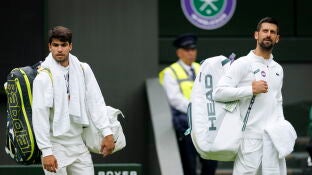  Alcaraz y Djokovic, antes de su entrenamiento en la central de Wimbledon