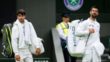  Alcaraz y Djokovic, antes de su entrenamiento en la central de Wimbledon