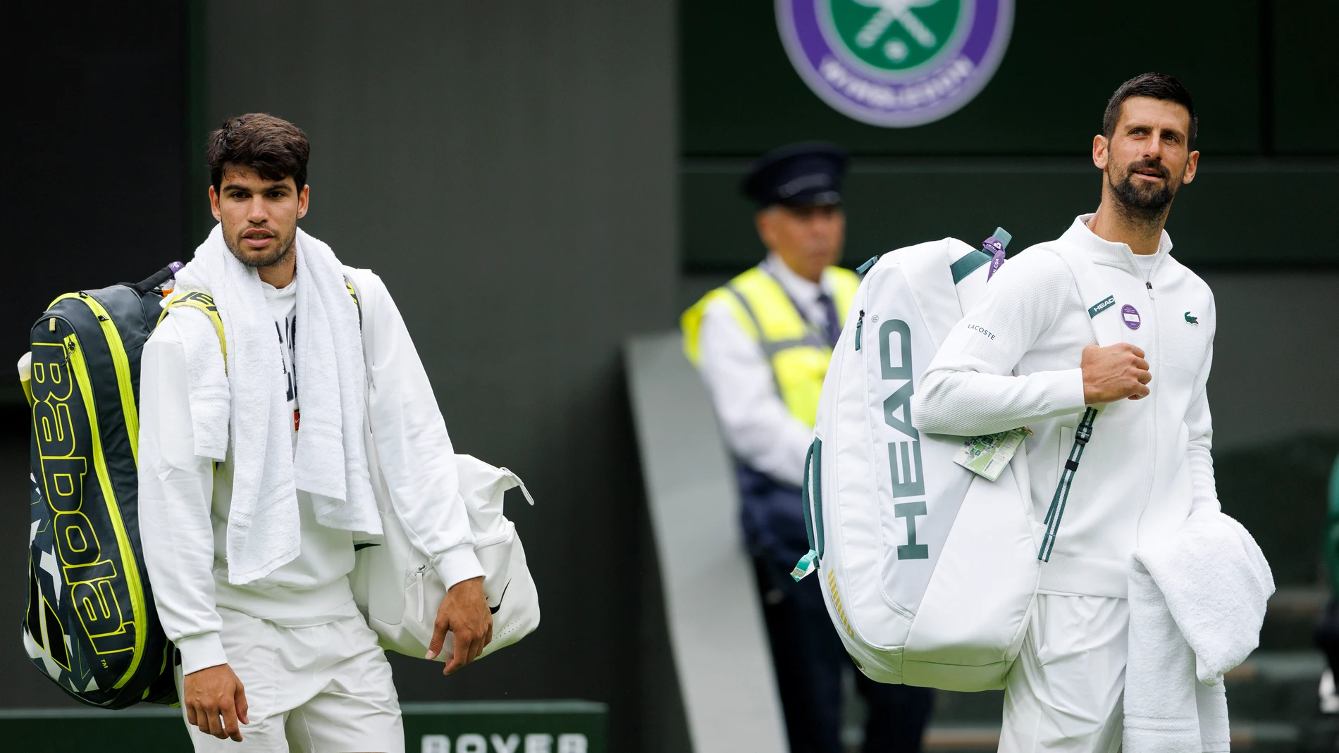 Alcaraz y Djokovic, antes de su entrenamiento en la central de Wimbledon Alcaraz y Djokovic, antes de su entrenamiento en la central de Wimbledon