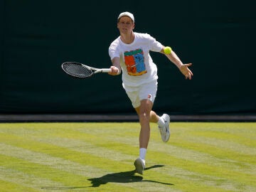Jannik Sinner se ejercita en las instalaciones del All England Lawn Tennis and Croquet Club