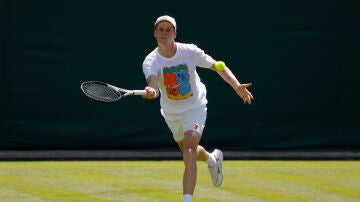 Jannik Sinner se ejercita en las instalaciones del All England Lawn Tennis and Croquet Club