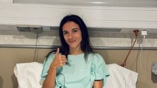 Aitana Bonmat&iacute; posa en el hospital antes de recibir el alta