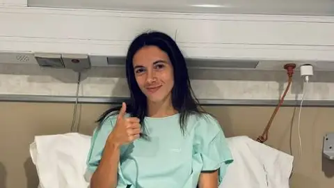 Aitana Bonmatí posa en el hospital antes de recibir el alta Aitana Bonmatí posa en el hospital antes de recibir el alta