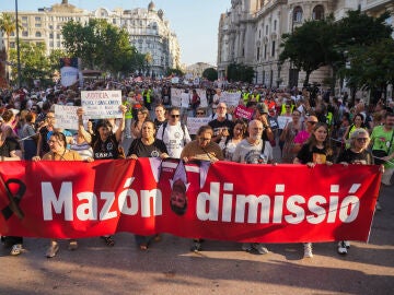 Decenas de personas durante una manifestación para reclamar la dimisión del presidente de la Generalitat, Carlos Mazón, a 29 de junio de 2025, en Valencia, Comunidad Valenciana (España).