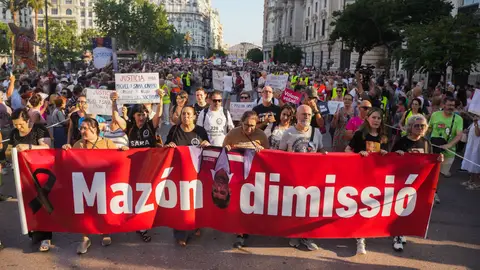 Decenas de personas durante una manifestación para reclamar la dimisión del presidente de la Generalitat, Carlos Mazón, a 29 de junio de 2025, en Valencia, Comunidad Valenciana (España). Decenas de personas durante una manifestación para reclamar la dimisión del presidente de la Generalitat, Carlos Mazón, a 29 de junio de 2025, en Valencia, Comunidad Valenciana (España).
