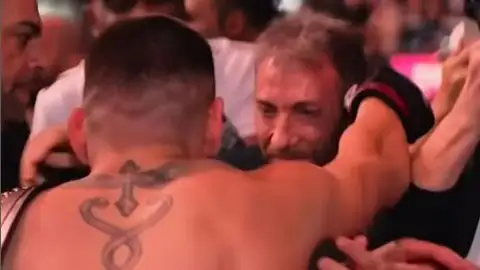 El abrazo entre Ilia Topuria y Pablo Motos El abrazo entre Ilia Topuria y Pablo Motos