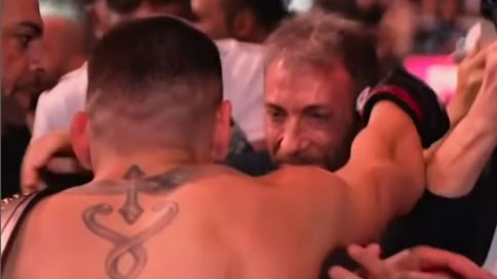 El cariñoso abrazo entre Ilia Topuria y Pablo Motos nada más terminar el combate: 