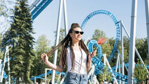 Mujer en un parque de atracciones Mujer en un parque de atracciones