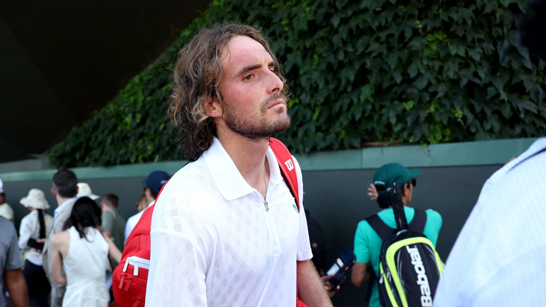 Tsitsipas, tras retirarse en primera ronda de Wimbledon Tsitsipas, tras retirarse en primera ronda de Wimbledon